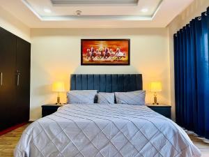 Tempat tidur dalam kamar di Executive one bedroom apartment in bahria hieghts
