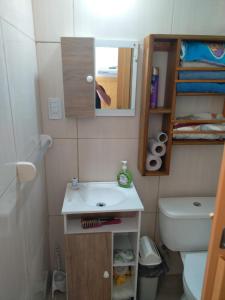 Baño pequeño con lavabo y aseo en Brisa de Mar., en La Pedrera