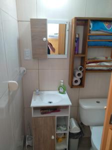 une petite salle de bain avec un lavabo et des toilettes dans l'établissement Brisa de Mar., à La Pedrera 26 autres photos