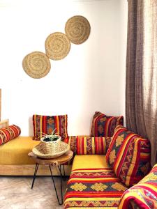 a living room with two couches and a table at Palmsurfexpo in Imsouane