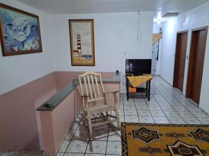 una silla sentada en un mostrador en una habitación en Casa Amarela, en Navegantes