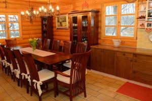 een eetkamer met een houten tafel en stoelen bij Luxury Chalet at Podlipje Estate 