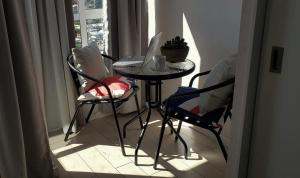 une petite table avec deux chaises et un ordinateur portable dessus dans l'établissement Mirador Uno, à Concepción