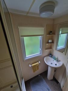 Ένα μπάνιο στο Haven on the Hill 2 Bed Caravan with Town Views of Aberystwyth F7
