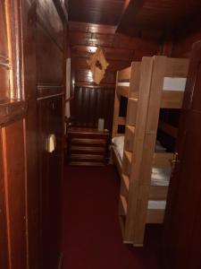 スピンドレルフ・ムリンにあるHotel Dianaのキャビン内の小さな部屋で、二段ベッドが備わります。