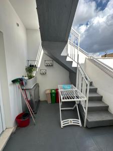 un escalier avec une rampe blanche et un escalier dans l'établissement Tom & Ros House, à Casarano