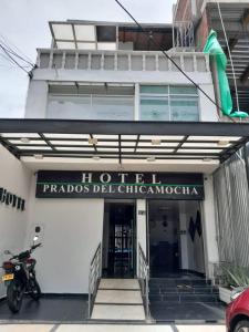 布卡拉曼加的住宿－hotel prados del chicamocha，停在大楼前的摩托车