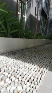 a cobblestone walkway with rocks on the side of a building at 3 Elements* The Garden* MRT2* Wifi* Self Check-In in Kampong Batu Sembilan