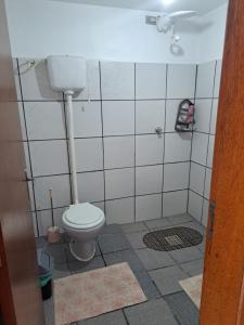 un baño con inodoro y lavabo en Casa Amarela, en Navegantes 13 fotos más