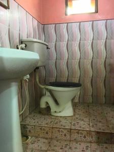 uma casa de banho com um WC e um lavatório em LD RoomA DunhidA em Badulla