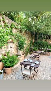 a group of tables and chairs in a courtyard at Le Clos Saluces in Avignon