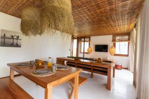 uma sala de jantar com mesa, cadeiras e mesa em Villa Kandui Boutique Hotel e Beach Lounge em Barra Grande