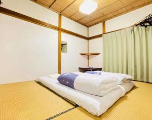 a large bed in a room with at 悠客山荘 in Yuzawa