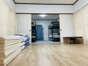 een slaapkamer met een bed en een tafel in een kamer bij 悠客山荘 in Yuzawa