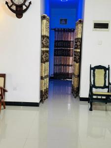 una habitación con dos sillas y un reloj en la pared en Thalalla resort, en Talalla South