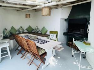 una mesa y sillas en una habitación con chimenea en Summerhill Self-Catering Accommodation St Francis Bay, en St Francis Bay