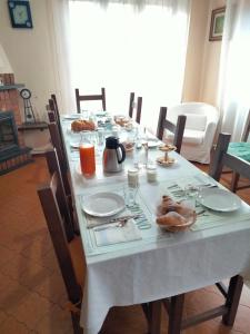 einen Tisch mit Teller mit Lebensmitteln darüber in der Unterkunft B&B Le Mi' Cocche in Capannori