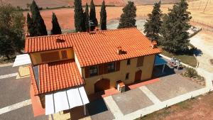Fattoria SpedalettoにあるVilla Borgo del Silenzio with private pool, 5 apartmentsのオレンジ色の屋根の家屋
