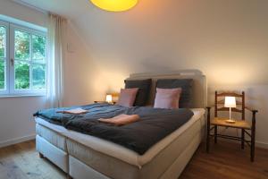 een slaapkamer met een groot bed met 2 kussens bij Exklusives Reetdachhaus in der Bremer Schweiz in Bremen-Vegesack