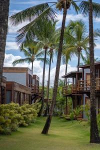 um resort com palmeiras em frente em Villa Kandui Boutique Hotel e Beach Lounge em Barra Grande