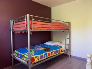 a bunk bed in a room with a bunk bedutenewayangering at 213 - Charmante maison en bois à moins de 2km de la plage de Sables-D'or-Les-Pins in Plurien