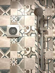 a shower with a fan on a tiled floor at Кокетен апартамент VeRa Suite in Silistra