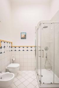 ソレントにあるRosa Magra Guest Houseのバスルーム(シャワー、トイレ、シンク付)