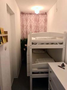 Postel nebo postele na pokoji v ubytování Hangvar Skola, Biblioteket