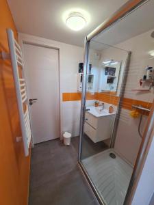 Kúpeľňa v ubytovaní Chambres d'hôte dans une maison, Piscine, 5 minutes à pieds de la mer