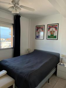 um quarto com uma cama azul e quadros na parede em Los Urrutias, Murcia, Mar Menor em Los Urrutias