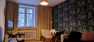 Una sala de estar con un sofá y una mesa con sillas. en Stare Miasto Widok na Katedrę, en Olsztyn