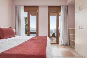 Kama o mga kama sa kuwarto sa Zefis Villa Aegina