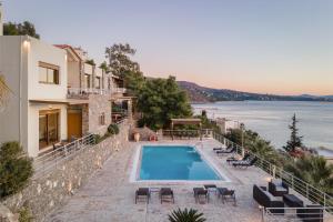 Villa con piscina y vistas al agua en Zefis Villa Aegina, en Aegina Town