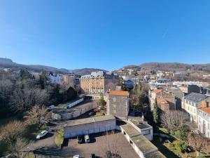 une vue aérienne sur une ville avec des bâtiments dans l'établissement Le Landouzy - Parking - Netflix - Wifi, à Chamalières