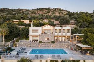 una vista aérea de una casa con piscina en Zefis Villa Aegina, en Aegina Town