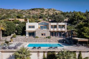 愛琴娜島的住宿－Zefis Villa Aegina，享有带游泳池的别墅的空中景致