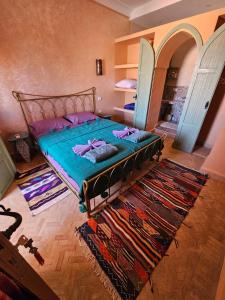 um quarto com uma cama e um tapete em Riad tania mozaik em Taroudant
