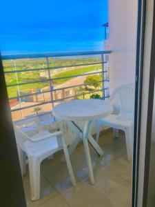 - Balcón con vistas, mesa y 2 sillas en Appartement Familial en face la plage Haouara Tanger, en Tánger