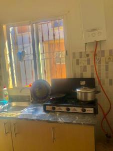 una cocina con fogones con ollas y sartenes. en Appartement Familial en face la plage Haouara Tanger, en Tánger