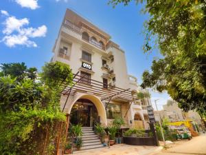 un edificio bianco con un cartello sopra di OYO Flagship HOTEL RUDRA PALACE a Tājganj