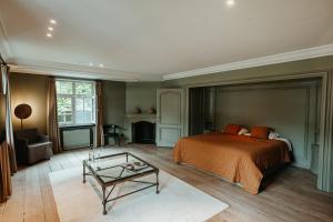Schlafzimmer mit einem Bett und einem Couchtisch in der Unterkunft Charl's in Knokke-Heist