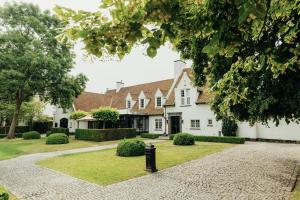 une maison blanche avec une passerelle devant elle dans l'établissement Charl's, à Knokke-Heist