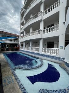 Hotel Zamba في جيراردو: مسبح امام مبنى