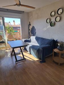 uma sala de estar com um sofá e uma mesa em Gran apartamento familiar em Granada