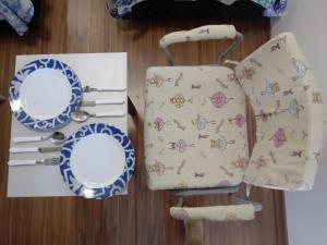 a table with two plates and a napkin at Mini Kitnet - Santa Cruz do Sul in Santa Cruz do Sul