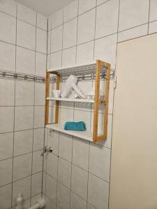 Baño con estante con toallas y lavamanos en Sweet Home - 2 -, en Moers