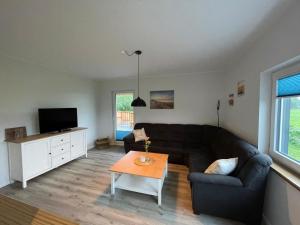 a living room with a couch and a table at Kleine Freiheit in Jübek