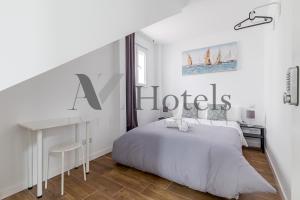 Habitación blanca con cama blanca y escritorio. en AYZ Luis Cabrera-Auto check-in property, en Madrid