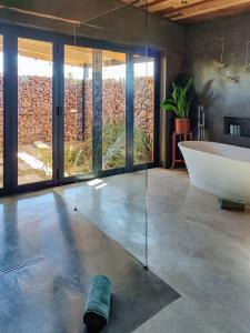 Ванная комната в Steenbok farm cottages Sunbird Cottage +11 фотографий