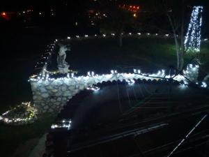 un jardín con una estatua y luces por la noche en La quercia, en Gavignano